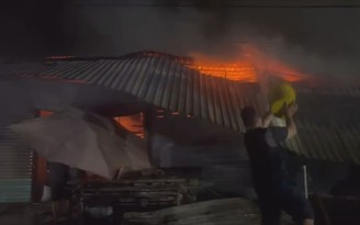 Cháy chợ Thống Nhất ở Bình Phước, 9 ki ốt bị thiêu rụi