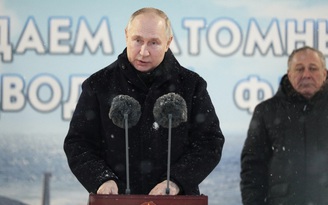 Tổng thống Putin dự lễ thượng cờ 2 tàu ngầm hạt nhân mới của Nga