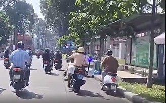 Tạm đình chỉ công tác cán bộ CSGT đạp người đi xe máy ngã xuống đường
