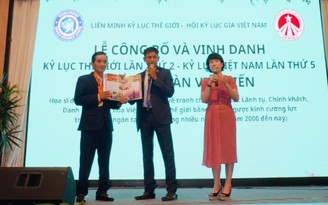 Chủ tịch Liên minh kỷ lục thế giới trao kỷ lục đến họa sĩ Đoàn Việt Tiến