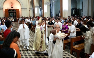Hơn 1.000 người vào Nhà thờ Đức Bà Sài Gòn làm thánh lễ mừng Chúa Giáng sinh