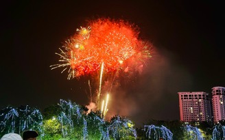 Bắn pháo hoa mừng Tết Dương lịch và kỷ niệm 27 năm thành lập tỉnh Bình Dương