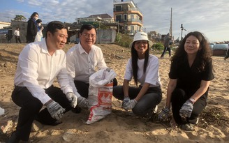Hoa hậu cùng ngư dân, học sinh thu gom rác ở biển Phước Hải