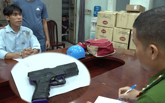 ‘Hành trang’ nghi phạm mang súng nhựa cướp tiệm vàng ở Tân Bình