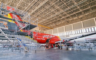 Chủ tịch Quốc hội thăm Trung tâm Kỹ thuật tàu bay hợp tác Vietjet và Lao Airlines