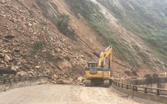 Hà Tĩnh: Khu vực Eo Cô Gái trên quốc lộ 8A bị sạt lở nghiêm trọng