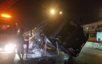 TP.HCM: Tai nạn liên hoàn, xe tải chở gạo lật ngang, 1 người bị thương