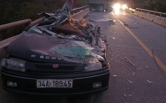 Kon Tum: Cắt thân xe ô tô, đưa 2 cha con tử nạn ra ngoài