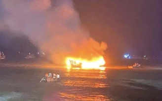 Nghệ An: Cứu sống 10 ngư dân bị cháy tàu cá, trôi dạt 26 giờ trên biển