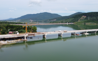 Thanh Hóa: Xây cầu gần xong, chủ đầu tư mới xin cấp phép hoạt động trong hồ thủy lợi