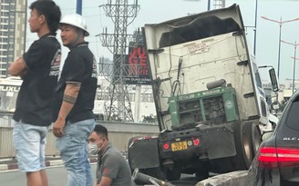 TP.HCM: Xe đầu kéo tông dải phân cách trên cầu Sài Gòn khiến người đi đường hốt hoảng