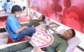 Valentine 14.2: Nhiều cặp đôi, vợ chồng dắt nhau đi hiến máu