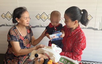 Một Việt kiều Anh ký kết bảo trợ trẻ mồ côi do Covid-19