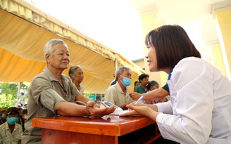 Bộ đội biên phòng Tây Ninh đem niềm vui đến với dân, học sinh vùng biên giới