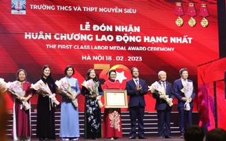 Trường Nguyễn Siêu đón nhận Huân chương Lao động hạng nhất