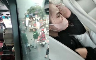 Hành khách hoảng loạn vì xe khách bị chặn đầu đập kính trên Quốc lộ 1