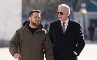 Tổng thống Biden đến Kyiv, ông Vương Nghị đến Moscow