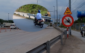 Xe máy vẫn ngang nhiên chạy vào cao tốc TP.HCM – Trung Lương dù đã có biển cấm Xe máy vẫn ngang nhiên chạy vào cao tốc TP.HCM – Trung Lương dù đã có biển cấm