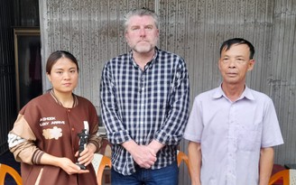 Xúc động tài xế Anh thăm gia đình nạn nhân Việt Nam trong thảm kịch 39 người chết trong container