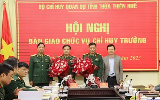 Thừa Thiên - Huế: Bàn giao chức vụ Chỉ huy trưởng Bộ CHQS cho thượng tá Phan Thắng