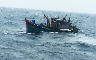 Quảng Ngãi: Tàu cá bị phá nước chìm ở Hoàng Sa, 4 ngư dân được cứu