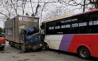 Xe tải đấu đầu xe khách tại Tuyên Quang, 7 người thương vong