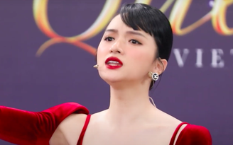 Hoa hậu Hương Giang khó chịu trước cách cư xử của người đẹp chuyển giới
