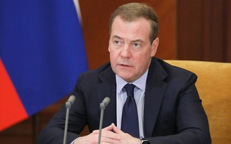 Ông Medvedev cảnh báo 'tận thế' nếu phương Tây vẫn bơm vũ khí cho Ukraine