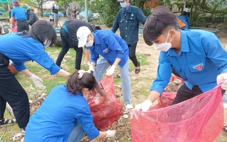 'Vì cuộc sống tốt đẹp hơn': Thu gom khoảng 5 tấn rác thải trên bãi biển