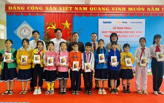 Trao máy tính bảng cho học sinh vùng cao ở Đà Nẵng