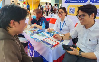 Cứ 'say hello, say goodbye' là có lương cao?