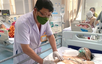 Cụ ông bị thủng trực tràng do dùng vòi xịt vệ sinh hậu môn