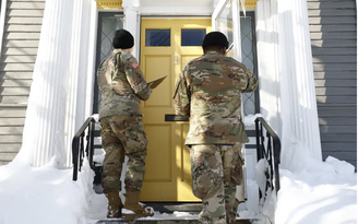Vệ binh Mỹ gõ cửa từng nhà giữa bão tuyết thế kỷ ở Buffalo