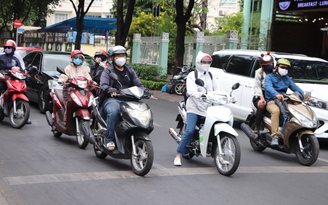 Thời tiết nắng nóng ở TP.HCM: 'Cháy da' mỗi lần ra đường...