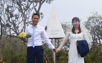 Bộ ảnh cưới 'có một không hai' chụp ở 12 đỉnh núi của Việt Nam