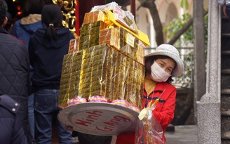 Người dân mang lễ 'khủng' đổ về đền Bà Chúa Kho 'vay tiền'