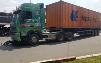 TP.HCM: Tai nạn xe máy với container, 1 người tử vong