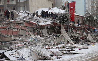 Cứu hộ chậm trễ, người dân tận lực cứu nạn nhân động đất Thổ Nhĩ Kỳ
