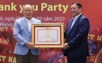 Thủ tướng tặng bằng khen cho HLV Park Hang-seo và trợ lý Lee Young-jin