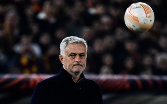 HLV Mourinho bị cấm chỉ đạo 2 trận vì xúc phạm và gây gổ trọng tài
