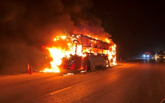 Cháy xe khách trong đêm, nhiều hành khách may mắn thoát nạn