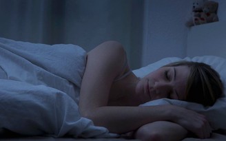 Ngày mới với tin tức sức khỏe: Ngủ tắt đèn giúp cải thiện tuổi thọ