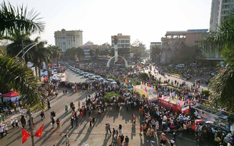 Hoa hậu H’Hen Niê song ca cùng chàng 'Đam San' trong lễ hội đường phố