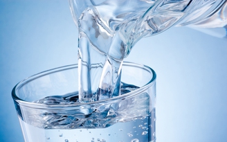 Nghiên cứu mới phát hiện uống đủ nước mỗi ngày giúp sống thọ hơn