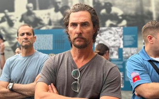 Tài tử Matthew McConaughey đến Hà Nội, tham quan di tích Hỏa Lò