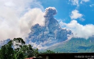 Núi lửa ở Indonesia phun trào, tạo đám mây tro bụi cao 3 km