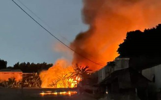 Căn nhà làm mộc ở TP.HCM bị thiêu cháy trong đêm