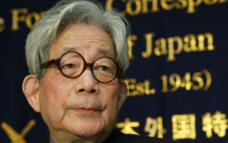 Nhà văn Nhật đoạt giải Nobel Văn học Kenzaburo Oe qua đời ở tuổi 88