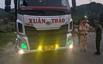 Tạm giữ hơn 6.000 sản phẩm hàng hóa nghi nhập lậu chở ngang qua Đà Nẵng