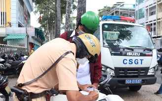 Cha mẹ cần làm gương cho con khi tham gia giao thông